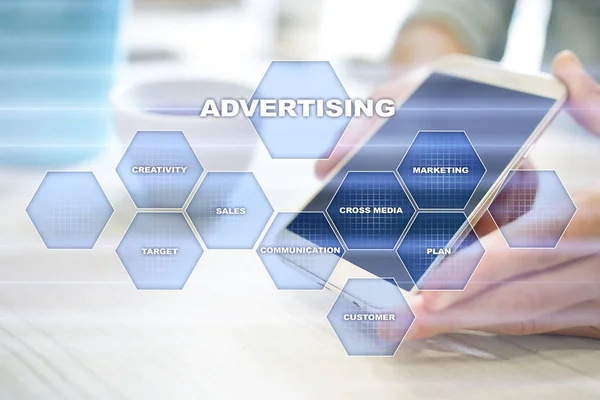 Реклама, маркетинговая стратегия. Значки и графики на виртуальном экране. Бизнес, интернет и технологическая концепция . — стоковое фото