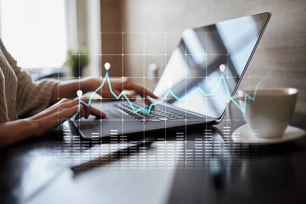 Diagramy i wykresy z wirtualnego ekranu. Strategii biznesowej, technologii analizy danych i koncepcji wzrostu finansowa. — Zdjęcie stockowe