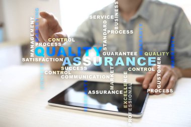 Kalite güvencesi kavramı sanal ekran üzerinde. İş kavramı. Kelime bulutu.