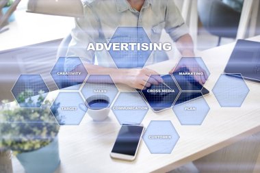 Avertising, pazarlama stratejisi. Simgeler ve grafikler sanal ekran üzerinde. İş, internet ve teknoloji kavramı.