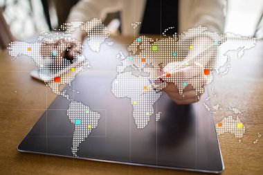 Dünyalar Sanal ekranda eşleştirir. İş, internet ve teknoloji kavramı.