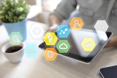 Renkli uygulamaları simgeler ve grafikler sanal ekran üzerinde. İş, internet ve teknoloji kavramı.