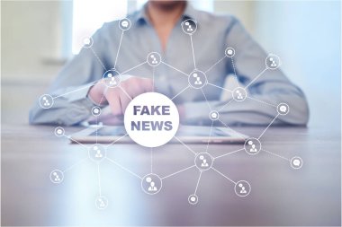 Sanal ekran üzerinde sahte haber uyarı.