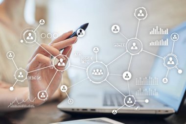 İnsanlar ağ. Organizasyon yapısı. Saatlik sosyal medya. Internet ve teknoloji kavramı.