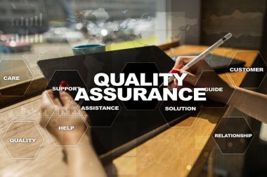 Kalite güvencesi kavramı sanal ekran üzerinde. İş kavramı.