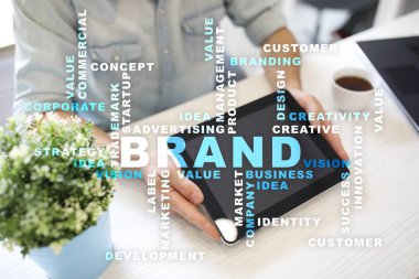 Marka kavramı sanal ekran üzerinde. İş kavramı. Kelime bulutu.