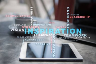 Sanal ekran üzerinde ilham kelimeler bulut.