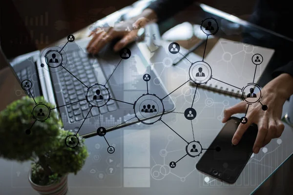 İnsanlar simgeler yapısı sosyal ağ. Saatlik insan kaynakları yönetimi. İş internet ve teknoloji kavramı.
