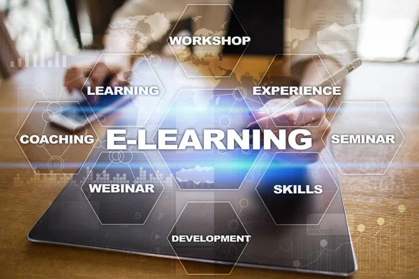 Электронное обучение на виртуальном экране. Концепция интернет-образования . — стоковое фото