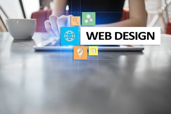 Web design és fejlesztési koncepció a virtuális képernyőn. — Stock Fotó