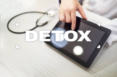 Tıp doktoru Detoks sanal ekran seçin. Sağlık kavramı.