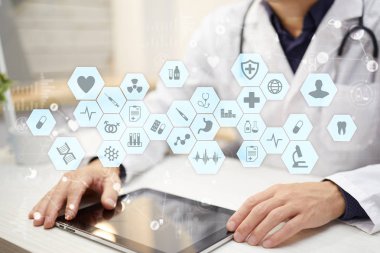 Tıp doktoru modern bilgisayar sanal ekran arayüzü ile çalışma. Tıp kavramı. EHR, elektronik sağlık kayıtları.