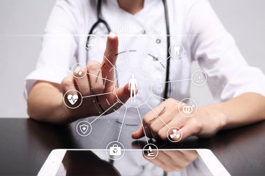 Tıp doktoru ile modern bilgisayar, sanal ekran arayüzü ve simge tıbbi ağ bağlantısı. Tıp kavramı.