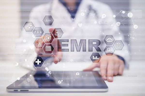 Historial médico electrónico. EHR, EMR. Concepto de medicina y salud. Médico que trabaja con la PC moderna . — Foto de Stock