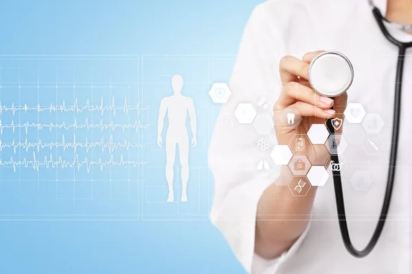 仮想画面コンセプトに関する医療記録図と現代のコンピューターを使用して医師。健康監視アプリケーション. — ストック写真