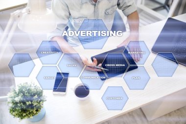 Avertising, pazarlama stratejisi. Simgeler ve grafikler sanal ekran üzerinde. İş, internet ve teknoloji kavramı.