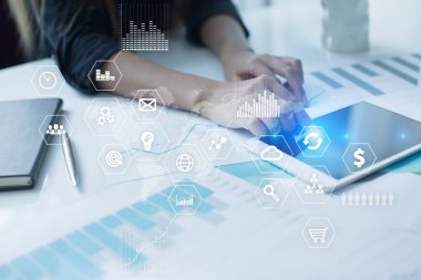 İş ve teknoloji kavramı. Grafikler ve sanal ekran arka planı simgeleri.