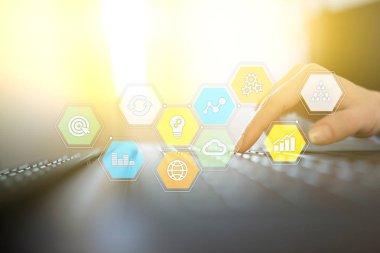 Renkli uygulamaları simgeler ve grafikler sanal ekran üzerinde. İş, internet ve teknoloji kavramı.