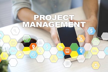 Sanal ekran üzerinde proje yönetimi. İş kavramı.