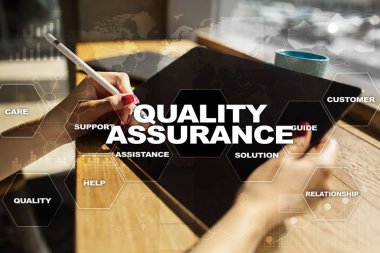 Kalite güvencesi kavramı sanal ekran üzerinde. İş kavramı.