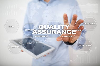 Kalite güvencesi kavramı sanal ekran üzerinde. İş kavramı.