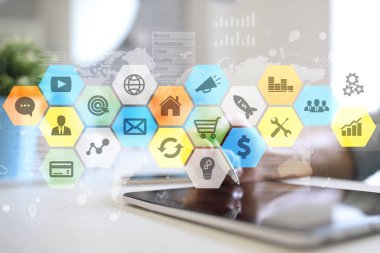 Renkli uygulamaları simgeler ve grafikler sanal ekran üzerinde. İş, internet ve teknoloji kavramı.