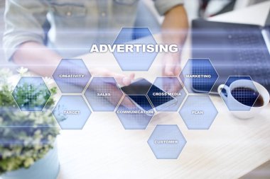 Avertising, pazarlama stratejisi. Simgeler ve grafikler sanal ekran üzerinde. İş, internet ve teknoloji kavramı.