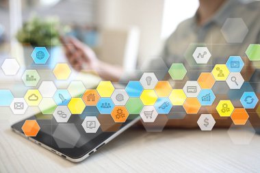 Renkli uygulamaları simgeler ve grafikler sanal ekran üzerinde. İş, internet ve teknoloji kavramı.