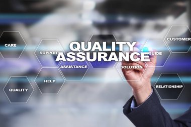 Kalite güvencesi kavramı sanal ekran üzerinde. İş kavramı.