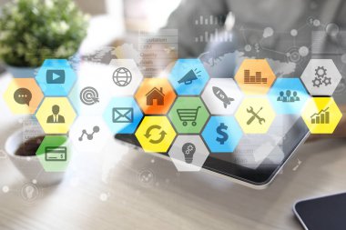 Renkli uygulamaları simgeler ve grafikler sanal ekran üzerinde. İş, internet ve teknoloji kavramı.