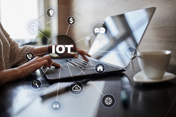 IOT. Concepto de Internet de la Cosa. Tecnología digital 4.0 de red de comunicación en línea multicanal — Foto de Stock