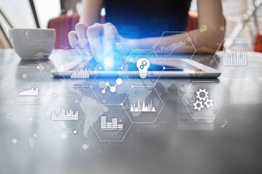 Uygulamalar simgeler ve grafikler sanal ekran üzerinde. İş, internet ve teknoloji kavramı.