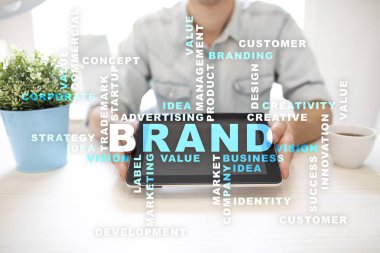 Marka kavramı sanal ekran üzerinde. İş kavramı. Kelime bulutu.