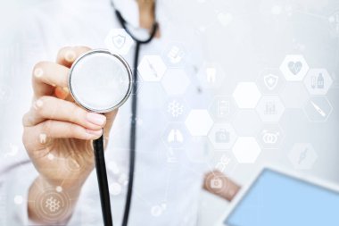 Tıp Doktor modern bilgisayar sanal ekran arayüzü, tıbbi teknoloji ağ kavramı kullanıyor.