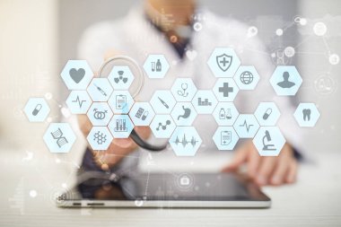 Tıp doktoru modern bilgisayar sanal ekran arayüzü ile çalışma. Tıp teknolojisi ve sağlık kavramı.