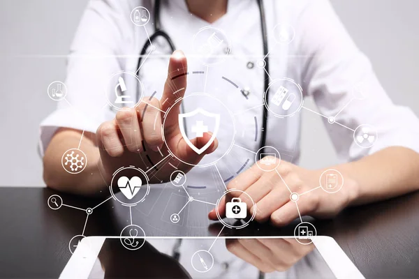 Tıp doktoru ile modern bilgisayar, sanal ekran arayüzü ve simge tıbbi ağ bağlantısı. Sağlık kavramı.