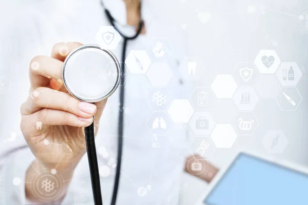 Dokter kedokteran menggunakan antarmuka layar virtual komputer modern, konsep jaringan teknologi medis . — Stok Foto