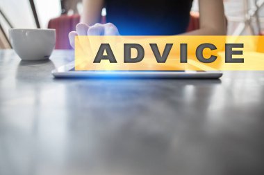 Sanal ekran tavsiye metni. İş kavramı, teknoloji ve internet. 