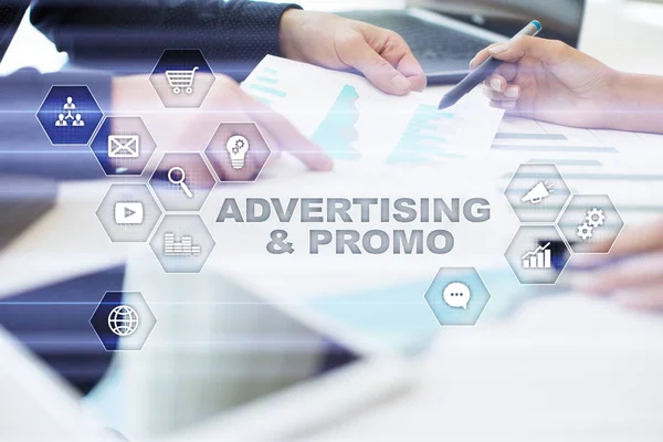 Реклама, маркетингова стратегія. Піктограми та графи на віртуальному екрані. Концепція бізнесу, Інтернету та технологій . — стокове фото