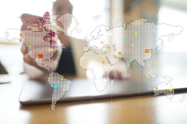 Dünyalar Sanal ekranda eşleştirir. İş, internet ve teknoloji kavramı.