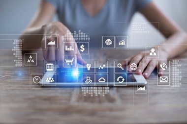 Sanal ekran arayüzü ile uygulamaları kutsal kişilerin resmi. Apps. Strateji planlama. Internet teknoloji kavramı.