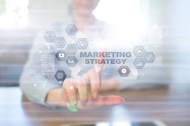 Pazarlama stratejisi kavramı sanal ekran üzerinde. Internet, reklam ve dijital teknoloji kavramı. Satış büyüme.