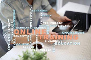 Çevrimiçi eğitim sanal ekran üzerinde. Eğitim kavramı. Kelime bulutu.