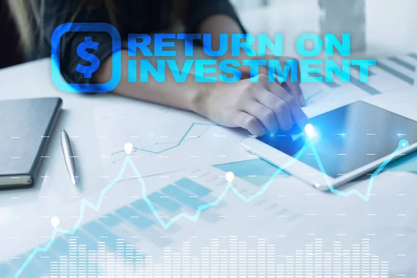 ROI, Return on investment business and technology concept. Виртуальный фон экрана . — стоковое фото