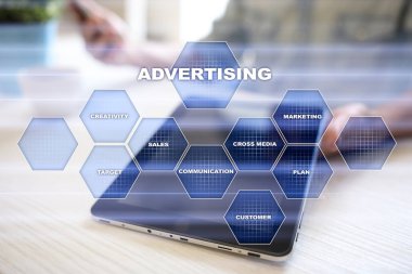 Avertising, pazarlama stratejisi. Simgeler ve grafikler sanal ekran üzerinde. İş, internet ve teknoloji kavramı.