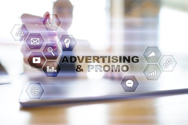 Avertising, pazarlama stratejisi. Simgeler ve grafikler sanal ekran üzerinde. İş, internet ve teknoloji kavramı.