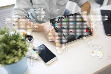 Dünyalar Sanal ekranda eşleştirir. İş, internet ve teknoloji kavramı.