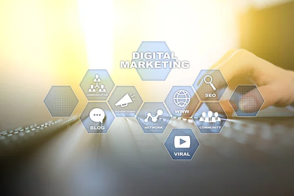 Concepto de tecnología de marketing DIgital. Internet. En línea. Optimización de motores de búsqueda. SEO. SMM. Publicidad . — Foto de Stock