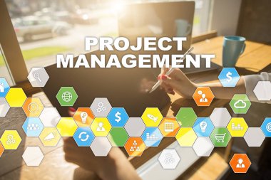 Sanal ekran üzerinde proje yönetimi. İş kavramı.