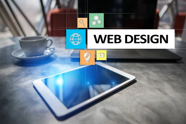 Concepto de diseño y desarrollo web en la pantalla virtual . — Foto de Stock